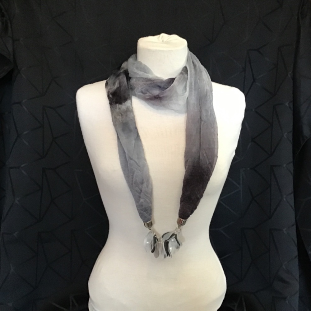 Infinity scarf with shell details - Picture 5 of 6